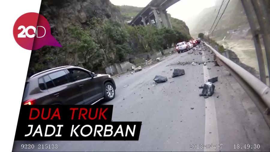 Ngeri! Batu jatuh Menghantam Kendaraan di Jalanan Kota Chongqing, Cina