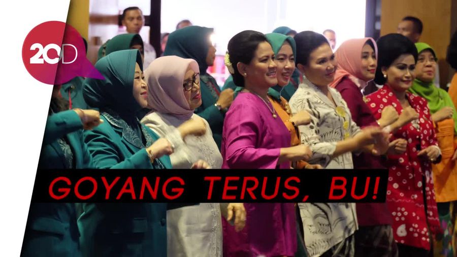 Lihainya Iriana-Mufidah Kalla Goyang Maumere Bareng Ibu-ibu PKK