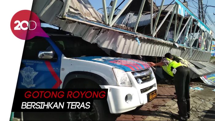 Teras Pos Polisi di Trenggalek Roboh Ditimpa Angin Kencang