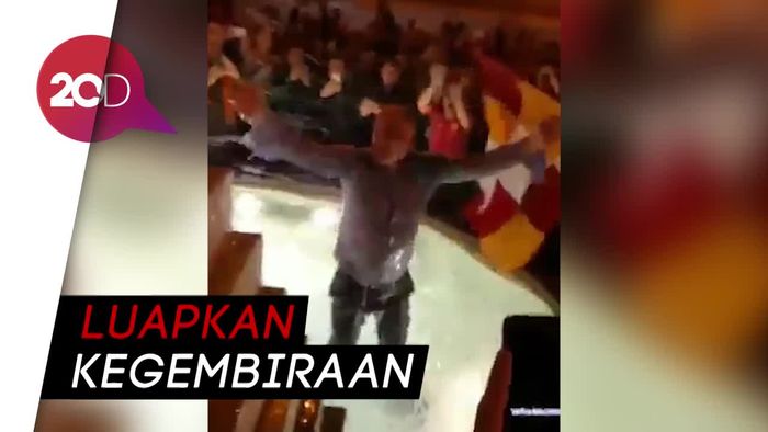 Kocak! Presiden AS Roma Nyebur ke Kolam Usai Timnya Gilas Barca