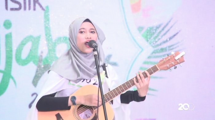 20 Besar Surabaya - Shafa Annisa Keren dengan Gitarnya