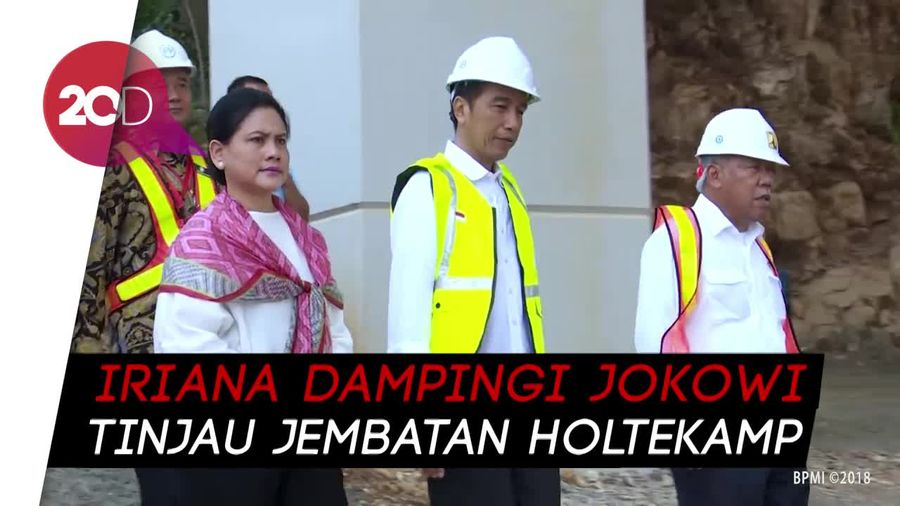 Mesranya Jokowi-Iriana Sepayung Berdua di Jayapura