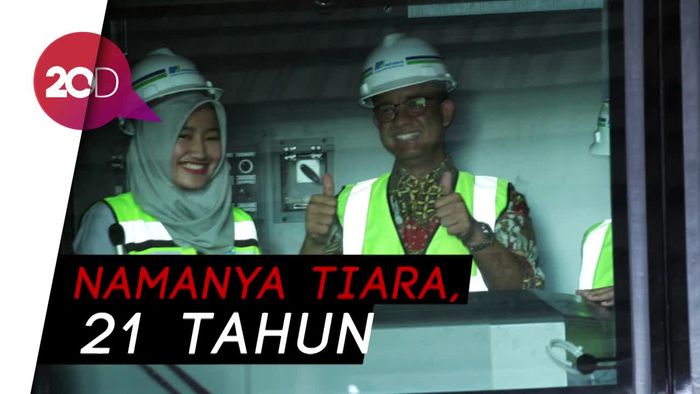 Cek Gerbong MRT, Anies Selfie Bareng Masinis Cantik