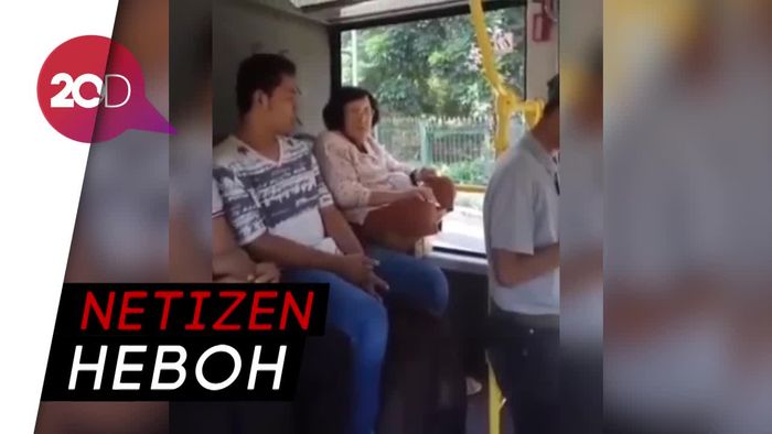 Viral Video Nenek-nenek Jongkok dan Ngomel di TransJakarta