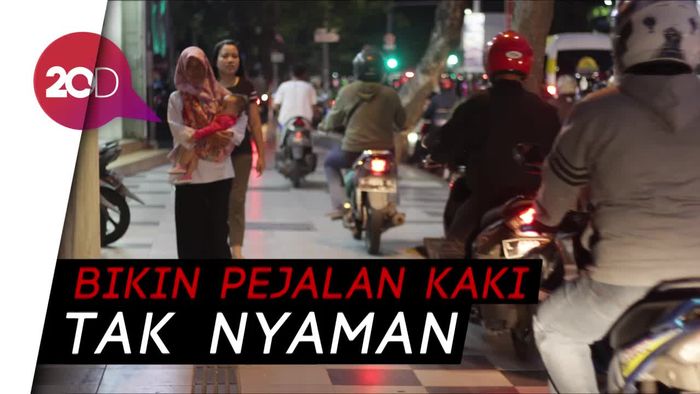 Duh! Banyak Pengendara Motor Bandel Naik ke Trotoar