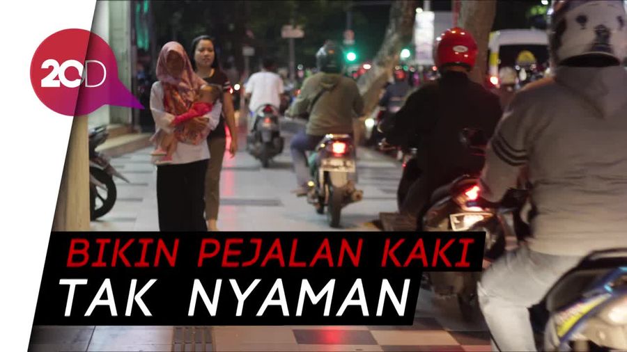 Duh! Banyak Pengendara Motor Bandel Naik ke Trotoar