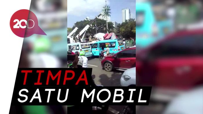 Truk Molen Terguling di Jatibaru, Dua Mobil Dishub Bantu Evakuasi   