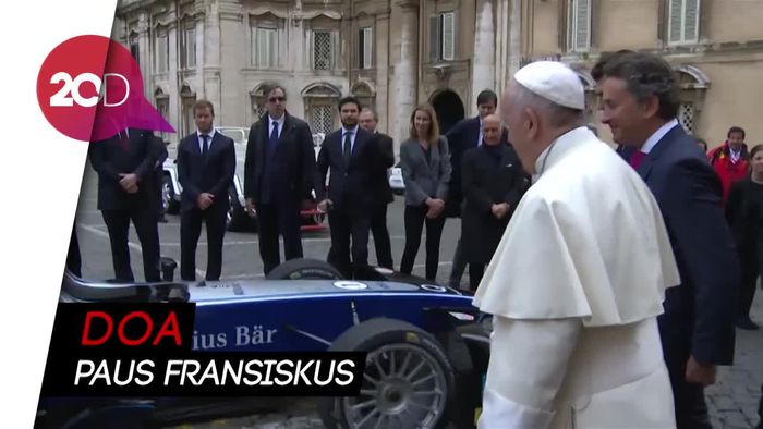 Saat Paus Fransiskus Berkati Mobil Balap Formula E
