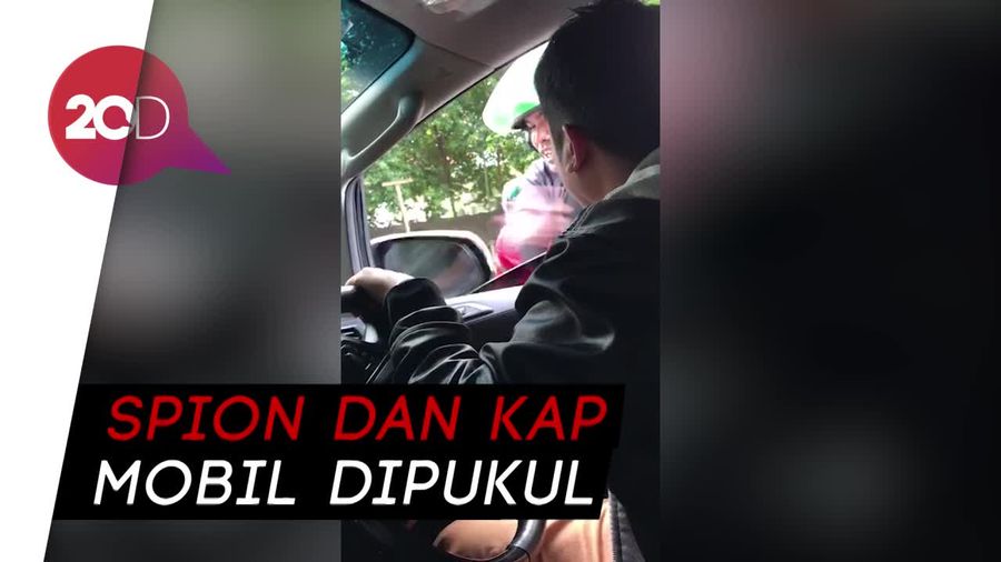 Duh! Mobil Lee Jeong Hoon Ini Dipukul Pemotor