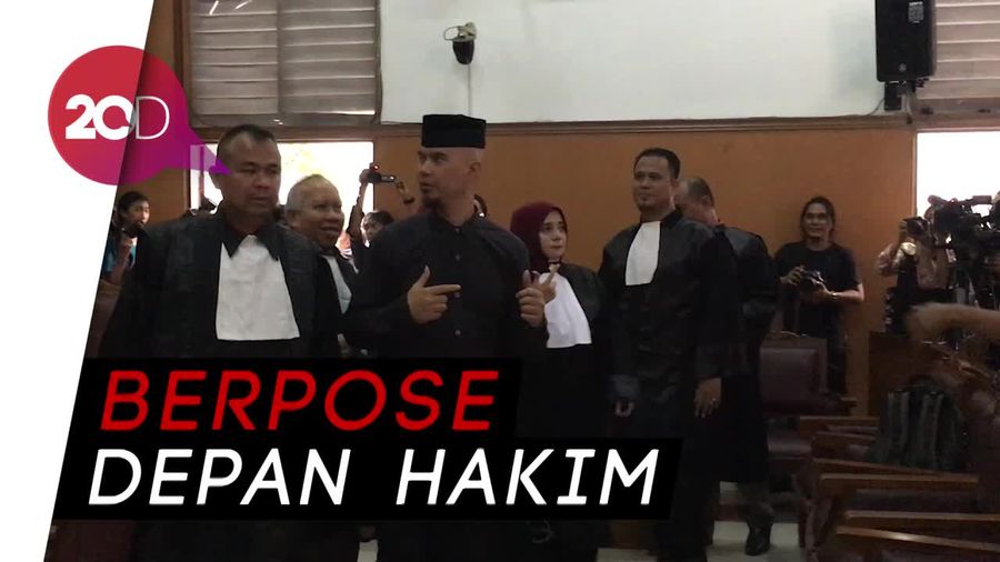 Gaya Nyeleneh Ahmad Dhani Selama di Persidangan