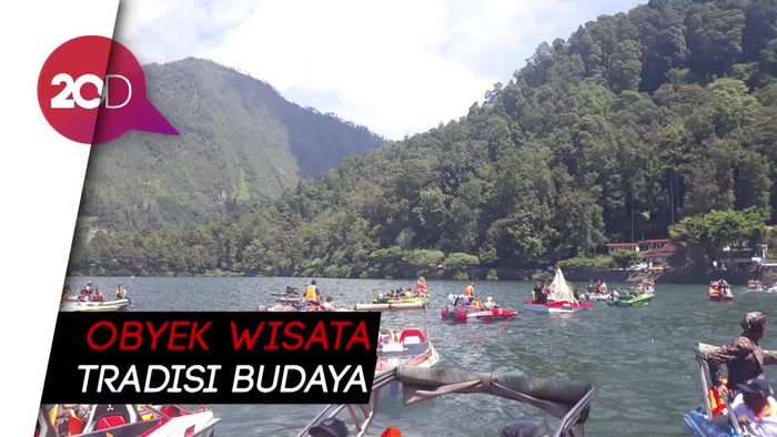 Meriahnya Festival Gebyar Labuhan di Telaga Sarangan
