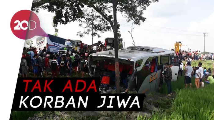Kecelakaan Frontal 4 Kendaraan di Ngawi, 11 Orang Luka