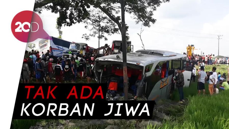 Kecelakaan Frontal 4 Kendaraan di Ngawi, 11 Orang Luka