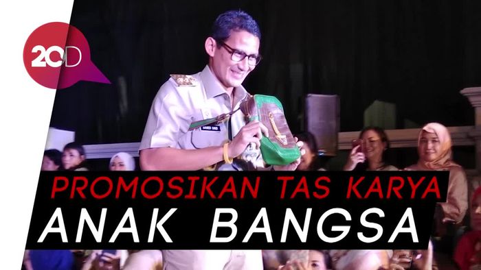 Mendadak Model ala Sandiaga di Acara Fashion Show Tas Ende