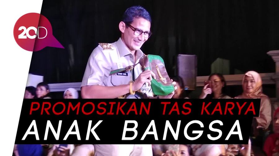 Mendadak Model ala Sandiaga di Acara Fashion Show Tas Ende