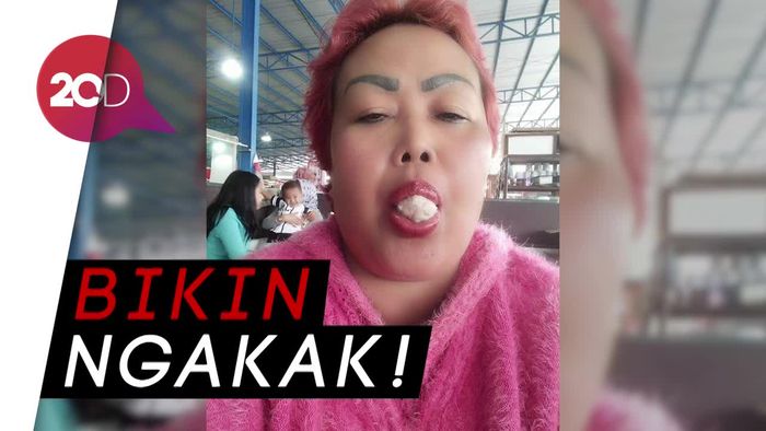 Terpikat Pesona Bude Sumiyati yang Lagi Viral
