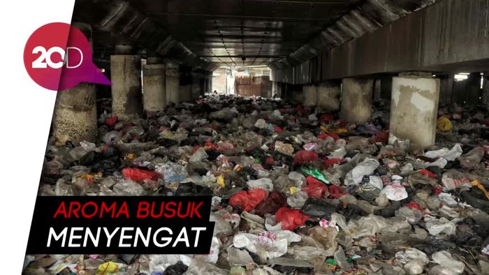 Penampakan Lautan Sampah di Kolong Tol Tanjung Priok
