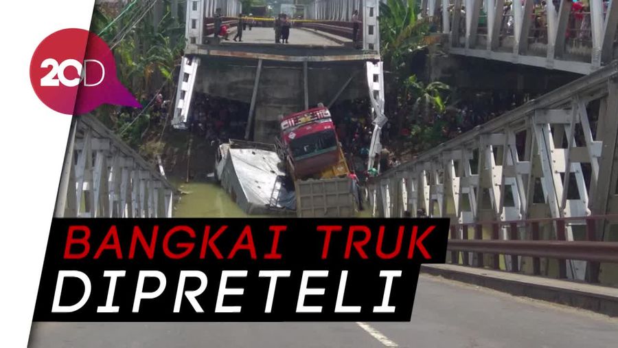 Crane Dikerahkan untuk Evakuasi Bangkai Truk di Jembatan Babat