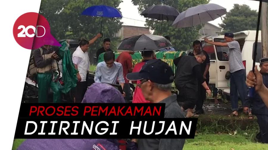 Deddy Sutomo Dikebumikan Satu Liang Lahat dengan Istri Pertama