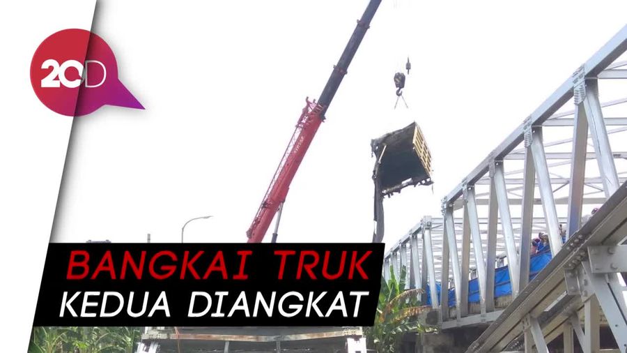 Perjuangan Evakuasi Bangkai Truk di Jembatan Babat