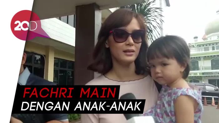 Fachri Albar Bertemu Anak-anak di Polres Jaksel
