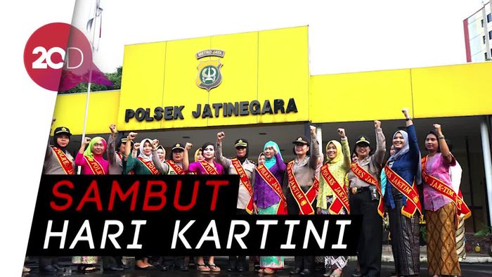 Polwan Berkebaya Atur Lalin di Jaktim