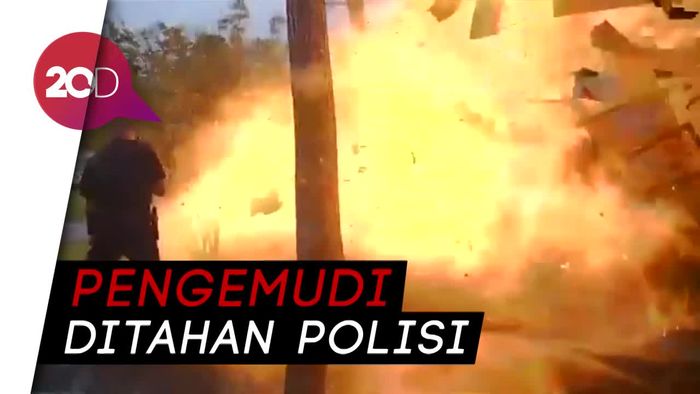 Bak Film Action, Mobil Tabrak Rumah dan Meledak