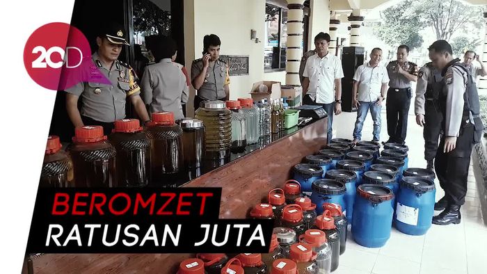 Polisi Bongkar Rumah Produksi Miras Oplosan di Madiun