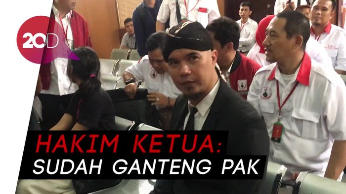 Tampil Lebih Rapi, Ahmad Dhani Dipuji Hakim