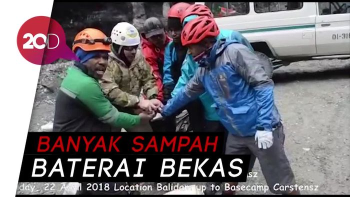 Peduli Lingkungan, Sejumlah Orang Bersihkan Puncak Carstensz