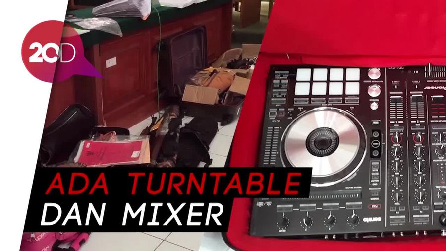 Peralatan DJ Milik Bos First Travel Dipajang Jelang Sidang