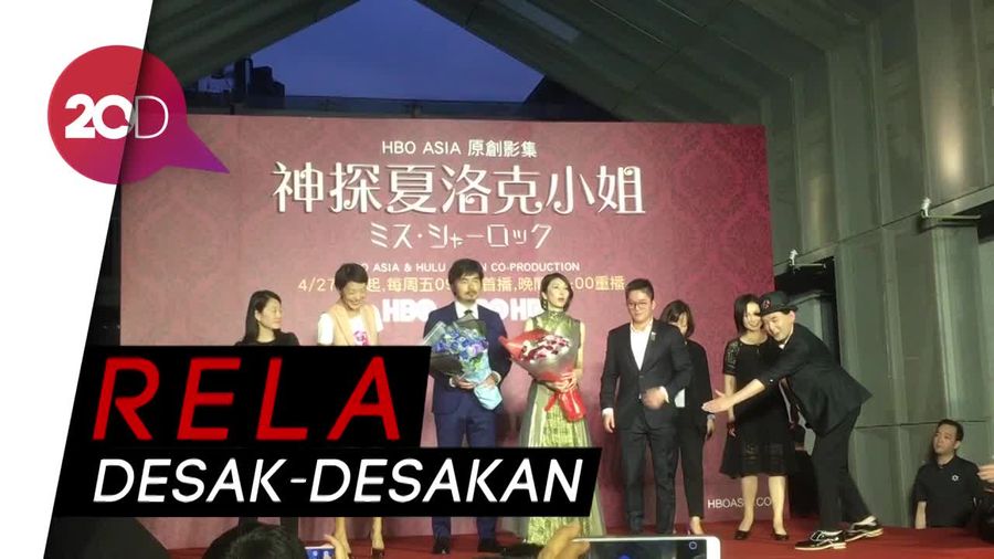 Cantiknya Yuko Takeuchi di Red Carpet Miss Sherlock