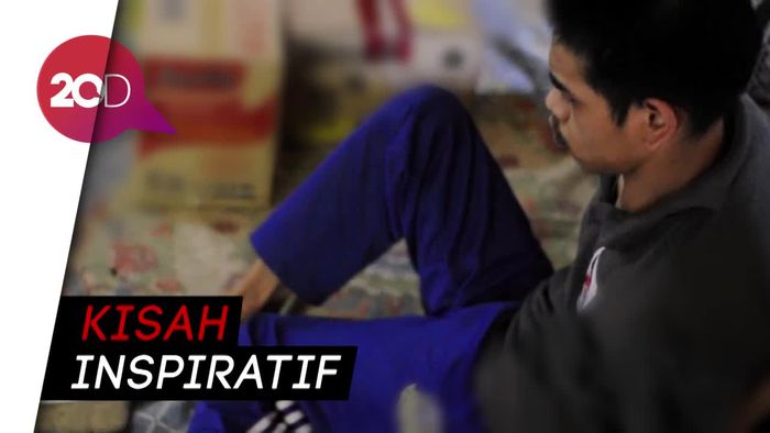 Keterbatasan Tak Patahkan Semangat Engkus untuk Mengajar