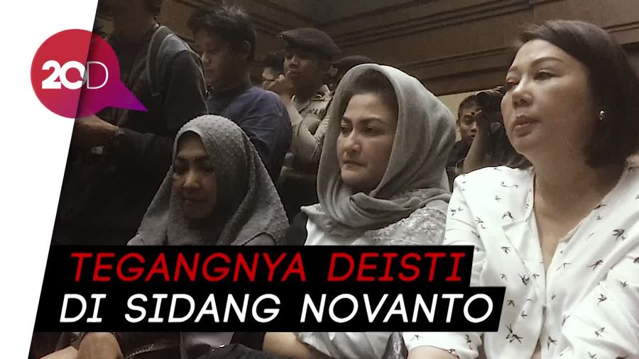 Di Sidang Novanto, Deisti Bagi-bagi Permen ke Wartawan