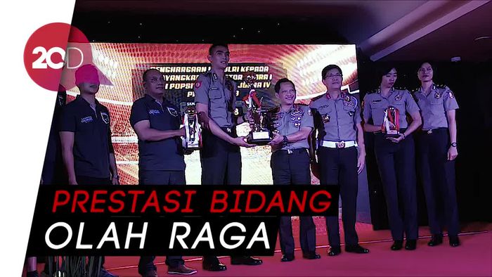 Kapolri Beri Penghargaan Tim Bola Voli Bhayangkara