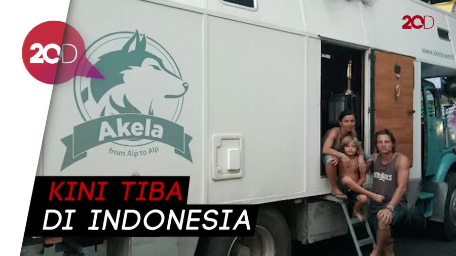 Keren! 3 Bule Keliling Dunia dengan Truk Tua