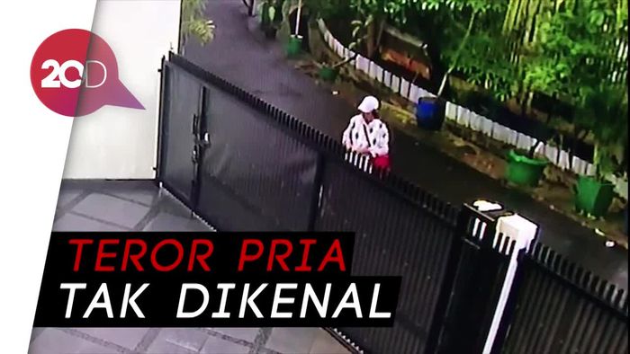 Rekaman CCTV Seorang Pria Meneror Jonathan Frizzy