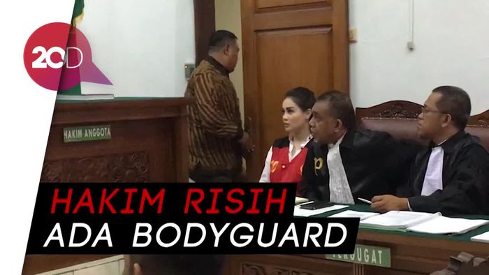 Bodyguard Jennifer Dunn Diusir Hakim
