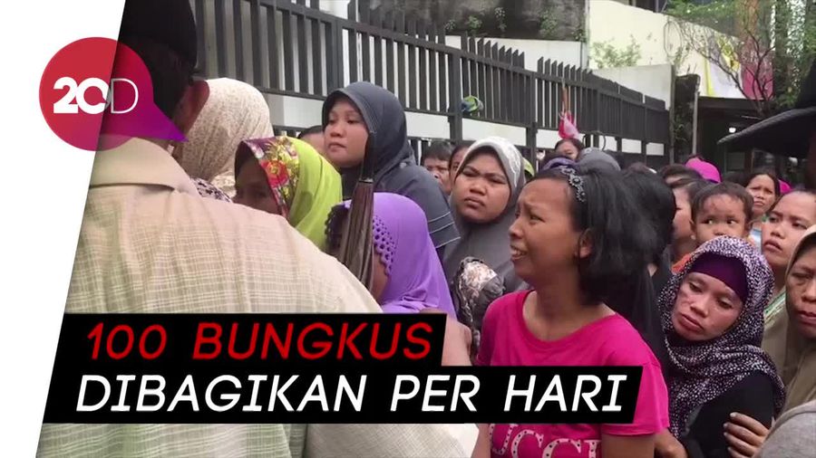 Peduli Sesama dengan Bagi-bagi Nasi Gratis 