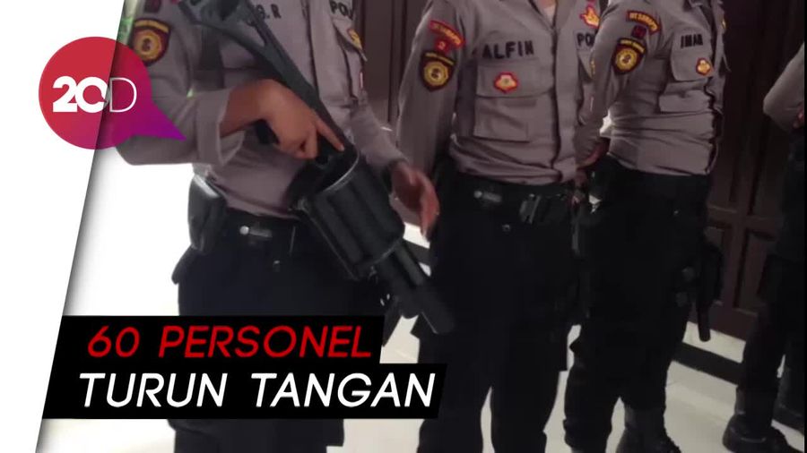Polisi Bersenjata Kawal Sidang Vonis Penyelundup 1 Ton Sabu