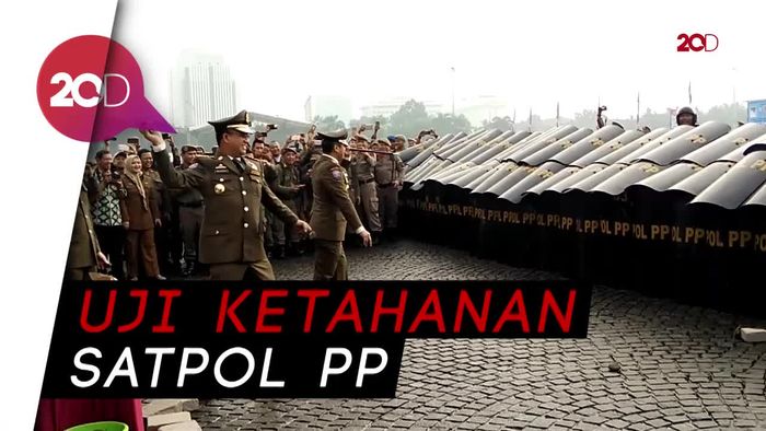Saat Anies-Sandi Timpuki Satpol PP dengan Batu
