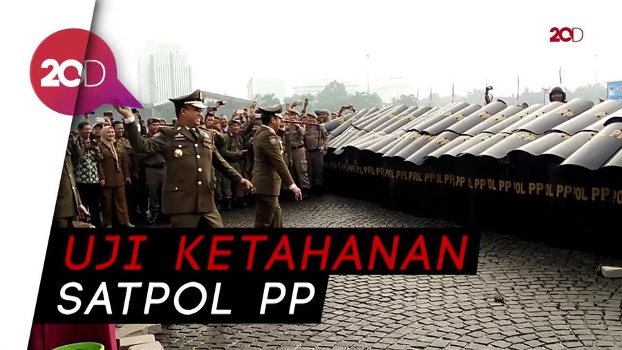 Saat Anies-Sandi Timpuki Satpol PP dengan Batu