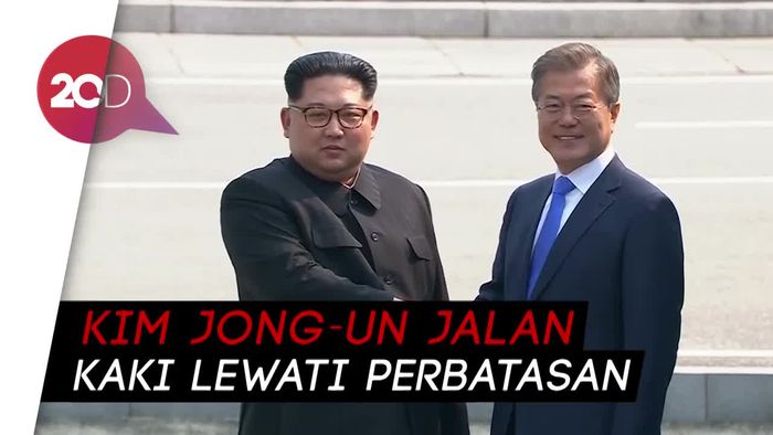 Momen Bersejarah Kim Jong-un dan Moon Jae-in Berjabat Tangan