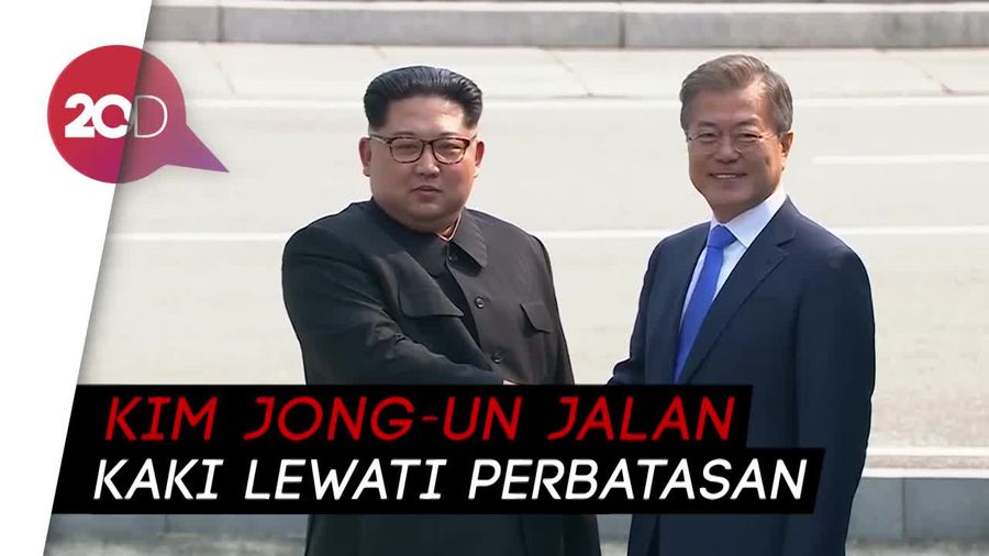 Momen Bersejarah Kim Jong-un dan Moon Jae-in Berjabat Tangan