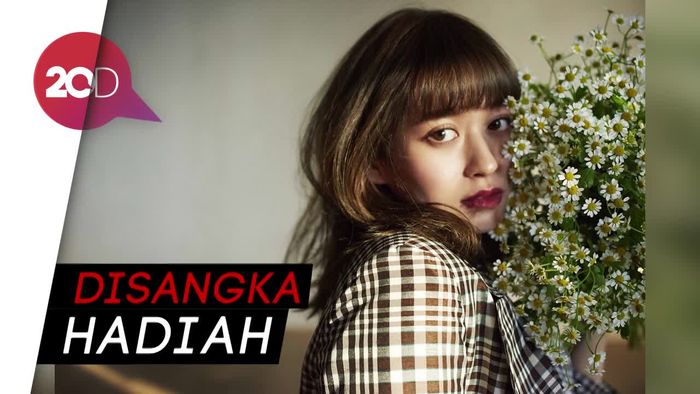 Sibuk Selfie, Bruno Mars Lempar Handuk ke Model Cantik Ini!