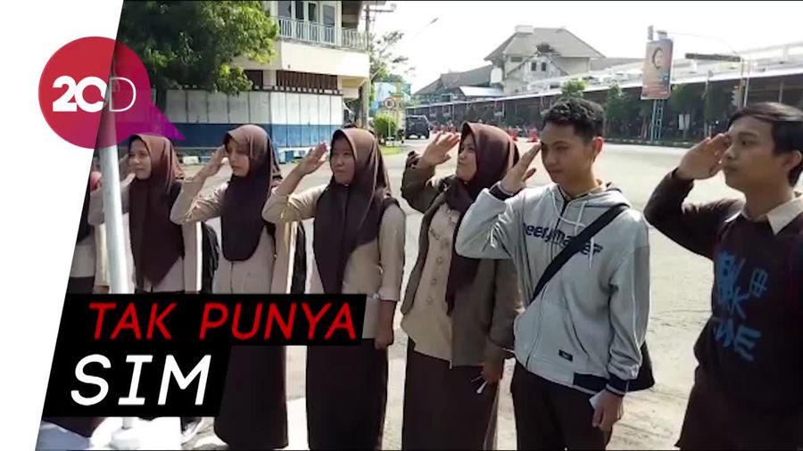 Kena Operasi Patuh, Pelajar Ini Dihukum Nyanyi Indonesia Raya
