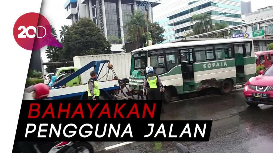Kopaja Seruduk Mobil di Jakarta, Sandi: Langsung Digaruk Dishub