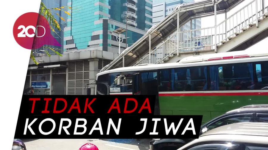 Bus Mayasari Seruduk 8 Mobil di Slipi