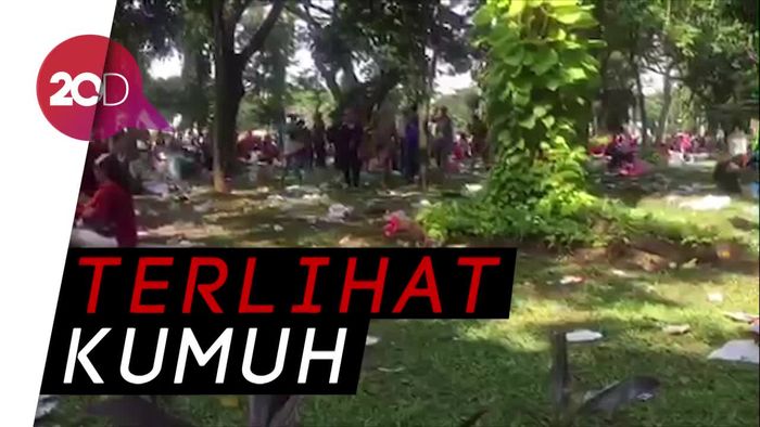 Monas Dipenuhi Sampah Saat Acara Bagi-bagi Sembako 