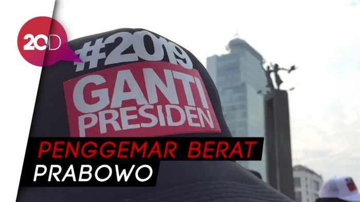 Simpatisan Prabowo Bagi-bagi Topi #2019GantiPresiden di CFD
